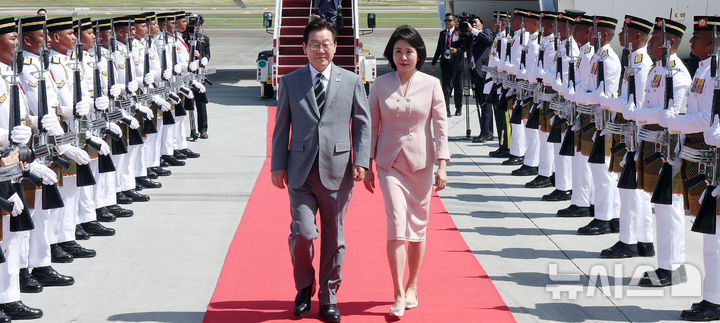 [쿠알라룸푸르=뉴시스] 고범준 기자 = 아세안 정상회의에 참석하는 이재명 대통령과 김혜경 여사가 26일(현지 시간) 말레이시아 쿠알라룸푸르 국제공항에 도착해 이동하고 있다. 2025.10.26. bjko@newsis.com