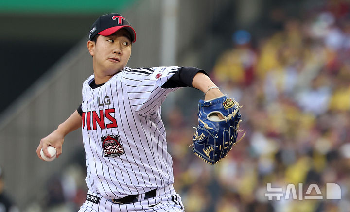 [서울=뉴시스] 이영환 기자 = 26일 오후 서울 송파구 잠실야구장에서 열린 2025 KBO 한국시리즈 1차전 한화 이글스와 LG 트윈스의 경기, 9회초 마운드에 오른 LG 유영찬이 공을 던지고 있다. 2025.10.26. 20hwan@newsis.com