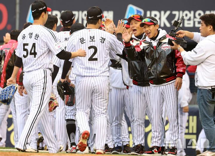 [서울=뉴시스] 이영환 기자 = 26일 오후 서울 송파구 잠실야구장에서 열린 2025 KBO 한국시리즈 1차전 한화 이글스와 LG 트윈스의 경기에서 8-2로 승리한 LG 염경엽 감독이 선수들을 반기고 있다. 2025.10.26. 20hwan@newsis.com