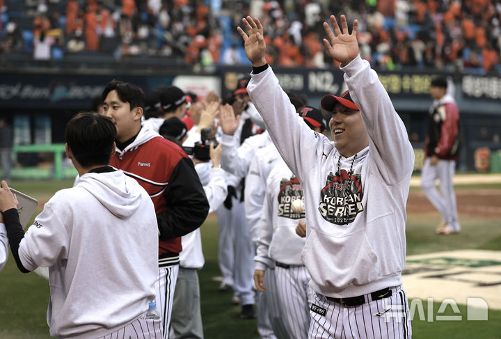 [서울=뉴시스] 정병혁 기자 = 26일 서울 송파구 잠실야구장에서 열린 2025 KBO 한국시리즈 1차전 한화 이글스와 LG 트윈스의 경기, 8-2로 승리한 LG 김현수를 비롯한 선수들이 감독 및 코치진과 기뻐하고 있다. 2025.10.26. jhope@newsis.com