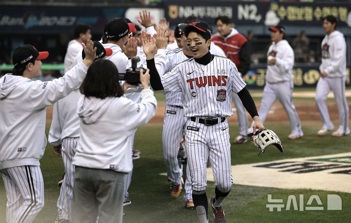 [서울=뉴시스] 정병혁 기자 = 26일 서울 송파구 잠실야구장에서 열린 2025 KBO 한국시리즈 1차전 한화 이글스와 LG 트윈스의 경기, 8-2로 승리한 LG 박해민을 비롯한 선수들이 감독 및 코치진과 기뻐하고 있다. 2025.10.26. jhope@newsis.com