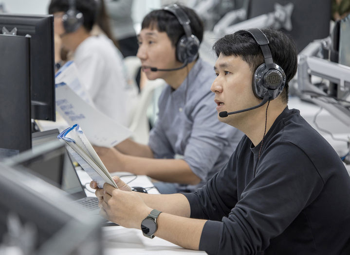 [서울=뉴시스] 삼성은 지난 25일부터 이틀간 19개 관계사 입사 지원자를 대상으로 하반기 삼성직무적성검사(GSAT)를 실시했다고 26일 밝혔다. 사진은 지난 18일 삼성전자 인재개발원(경기도 수원)에서 삼성전자 감독관이 삼성직무적성검사 응시자를 대상으로 예비 소집을 진행하는 모습 (사진=삼성 제공) 2025.10.26. photo@newsis.com *재판매 및 DB 금지