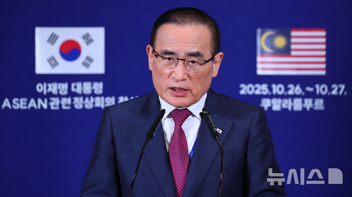 [쿠알라룸푸르=뉴시스] 고범준 기자 = 위성락 국가안보실장이 26일(현지 시간) 말레이시아 쿠알라룸푸르의 한 호텔에 마련된 한국 기자단 프레스센터에서 아세안 정상회의 관련 브리핑을 하고 있다. 2025.10.26. bjko@newsis.com