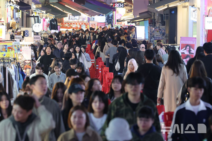[서울=뉴시스] 권창회 기자 = 핼러윈 데이를 5일 앞둔 지난 26일 오후 서울 마포구 홍대 거리가 시민들로 붐비고 있다. 2025.10.26. kch0523@newsis.com