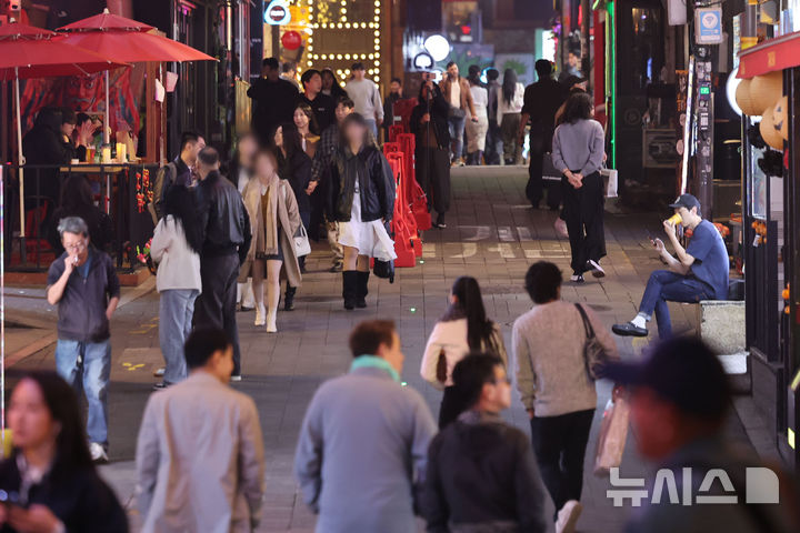 [서울=뉴시스] 권창회 기자 = 핼러윈 데이를 5일 앞둔 26일 오후 서울 용산구 세계음식거리가 한산한 모습을 보이고 있다. 2025.10.26. kch0523@newsis.com