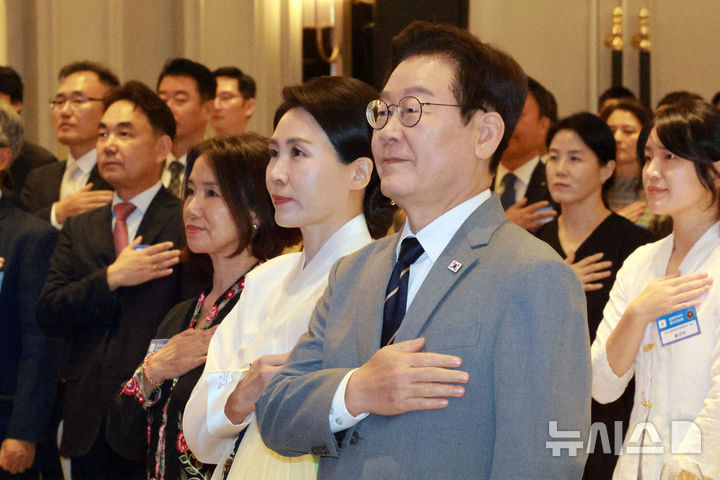 [쿠알라룸푸르=뉴시스] 고범준 기자 = 이재명 대통령과 김혜경 여사가 26일(현지 시간) 말레이시아 쿠알라룸푸르 한 호텔에서 열린 동포 간담회에서 참석자들과 국민의례를 하고 있다. 2025.10.26. bjko@newsis.com