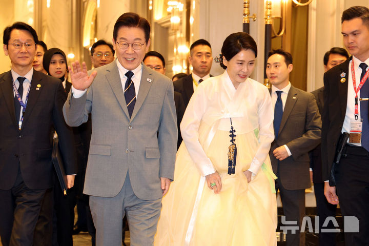 [쿠알라룸푸르=뉴시스] 고범준 기자 = 이재명 대통령과 김혜경 여사가 26일(현지 시간) 말레이시아 쿠알라룸푸르 한 호텔에서 열린 동포 간담회에 입장하고 있다. 2025.10.26. bjko@newsis.com