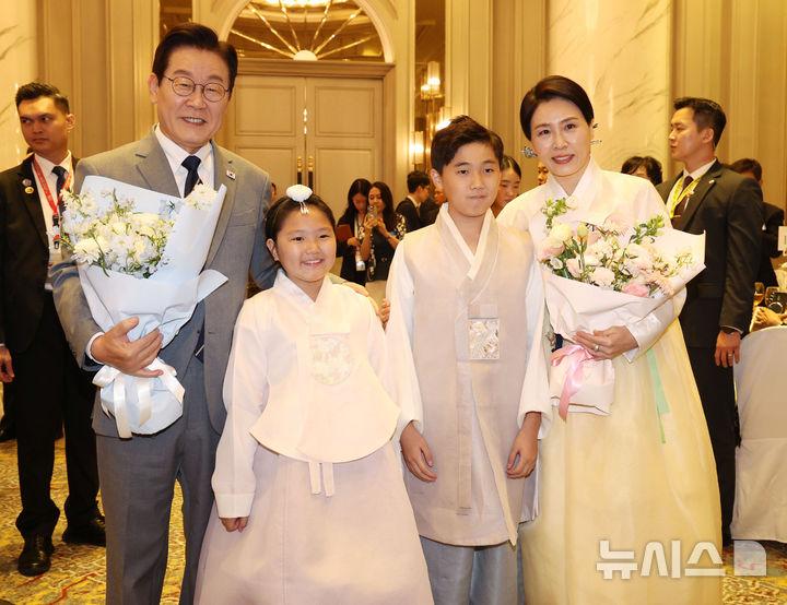 [쿠알라룸푸르=뉴시스] 고범준 기자 = 이재명 대통령과 김혜경 여사가 26일(현지 시간) 말레이시아 쿠알라룸푸르 한 호텔에서 열린 동포 간담회에서 화동에게 꽃다발을 받은 뒤 함께 기념촬영을 하고 있다. 2025.10.26. bjko@newsis.com