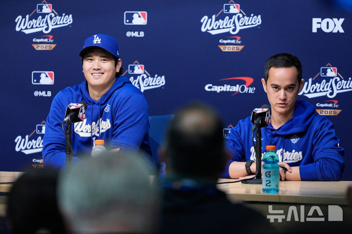 [로스앤젤레스=AP/뉴시스]오타니 쇼헤이(왼쪽)와 통역사 윌 아이어튼.