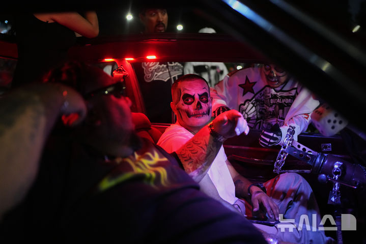 [멕시코시티=AP/뉴시스] 26일(현지 시간) 멕시코 수도 멕시코시티에서 해골 분장을 사람들이 연례 망자의 날 ‘카트리나 퍼레이드’에 참가하고 있다. '죽은 자들의 날'은 매년 10월 31일부터 11월 2일까지 죽은 이들을 기리는 멕시코 명절이다. 멕시코인들은 세상을 떠난 이들이 1년에 한 번 가족과 친구를 만나러 세상에 내려온다고 믿어 10월 말일에 제단을 마련한 뒤 11월 1일에는 죽은 아이들을, 11월 2일에는 죽은 어른들을 위해 기도를 올린다. 2025.10.27.