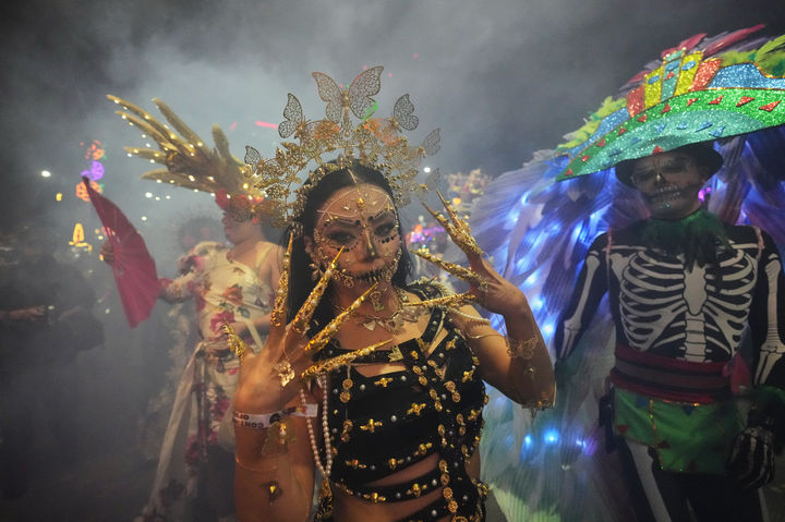 [멕시코시티=AP/뉴시스] 26일(현지 시간) 멕시코 수도 멕시코시티에서 해골 분장을 사람들이 연례 망자의 날 ‘카트리나 퍼레이드’에 참가하고 있다. '죽은 자들의 날'은 매년 10월 31일부터 11월 2일까지 죽은 이들을 기리는 멕시코 명절이다. 멕시코인들은 세상을 떠난 이들이 1년에 한 번 가족과 친구를 만나러 세상에 내려온다고 믿어 10월 말일에 제단을 마련한 뒤 11월 1일에는 죽은 아이들을, 11월 2일에는 죽은 어른들을 위해 기도를 올린다. 2025.10.27.