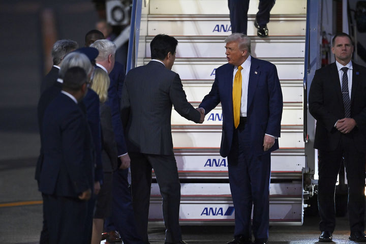 [도쿄=AP/뉴시스] 28일 일본 니혼테레비(닛테레)에 따르면, 다카이치 총리는 미일 정상회담에서 트럼프 대통령에게 노벨평화상 추천 의사를 직접 전달하는 방안을 조율 중이다. 사진은 도널드 트럼프 미 대통령이 27일 도쿄 하네다(羽田) 도쿄 국제공항에 도착, 기하라 미노루(木原稔) 일본 관방장관의 환영을 받고 있다, 2025.10.28.