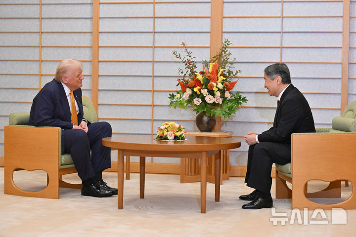 [도쿄=AP/뉴시스] 도널드 트럼프 미국 대통령이 27일 도쿄의 일왕 거처인 고쿄에서 나루히토 일왕과 만나 대화하고 있다. 2025.10.27.  