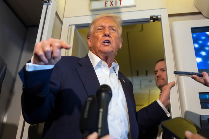 트럼프 대통령 전용기 내부 브리핑