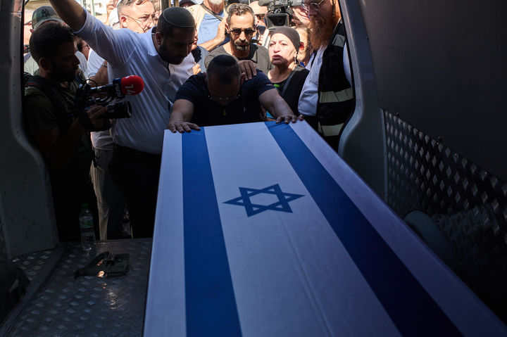 [리숀레지온=AP/뉴시스] 27일(현지 시간) 이스라엘 리숀레지온에서 사망한 인질 요시 샤라비의 장례식이 진행되는 중 친지들이 애도하고 있다. 하마스는 이날 이스라엘에 시신 한 구를 추가 인도했다. 이스라엘 인질로 확인되면 가자지구에 억류된 시신은 12구만 남게 된다. 2025.10.28.