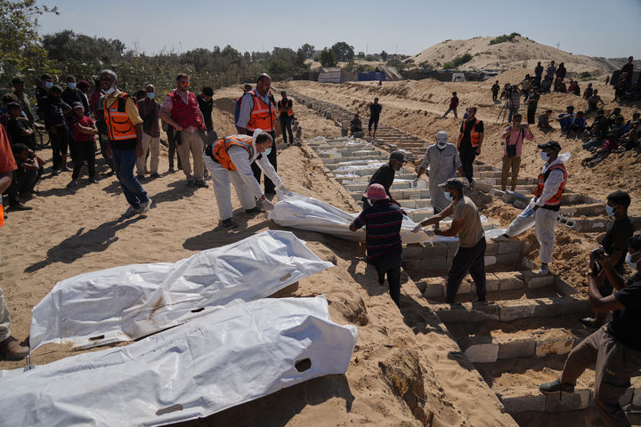 [데이르알발라=AP/뉴시스] 이스라엘이 반환한 신원 미상의 팔레스타인인 시신들이 10월 27일 가자지구 데이르알발라에서 집단 매장되고 있다. 2025.10.28.