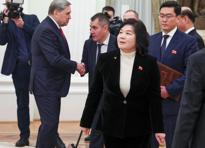 [모스크바=AP/뉴시스] 최선희 북한 외무상이 지난달 27일(현지 시간) 블라디미르 푸틴 러시아 대통령을 예방하기 위해 러시아 모스크바 크렘린궁에 도착하고 있다. 푸틴 대통령은 북러 관계가 계획대로 발전하고 있다고 말하며 김정은 위원장에게 안부를 전했다. 2025.11.14.