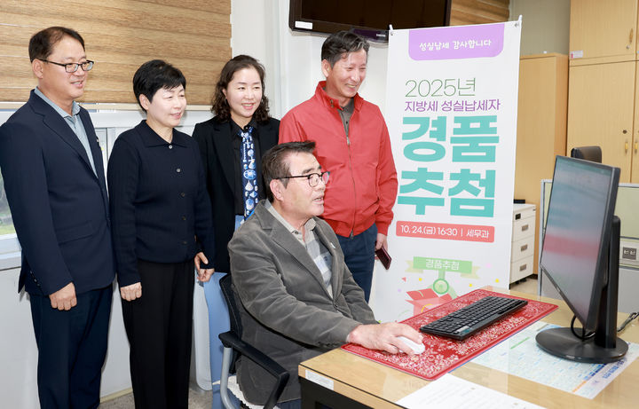 [보령=뉴시스] 경품추첨을 하는 김동일 보령시장. (사진=보령시청 제공) 2025.10.27. photo@newsis.com *재판매 및 DB 금지