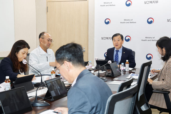 [서울=뉴시스]이형훈 복지부 제2차관이 지난달 20일 지역·필수·공공의료 강화 협의체에서 발언하는 모습 (사진=보건복지부 제공) 2025.10.27. photo@newsis.com *재판매 및 DB 금지