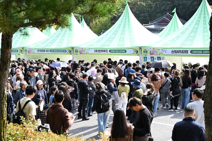 [김천=뉴시스] 김천김밥축제 행사장. (사진=김천시 제공) 2025.10.27 photo@newsis.com *재판매 및 DB 금지