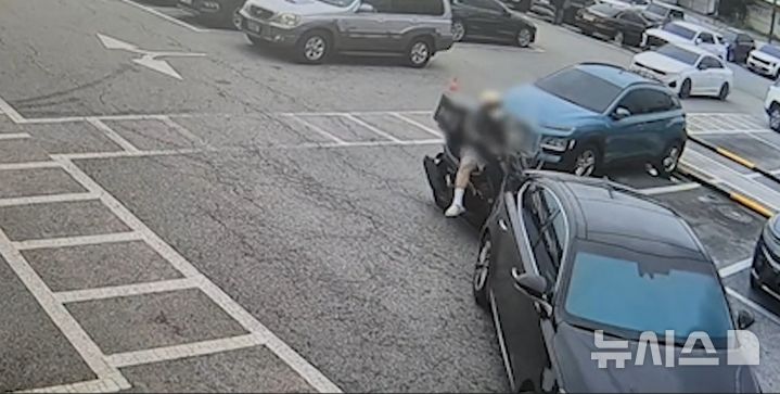 [의정부=뉴시스] 승용차 뒷부분으로 오토바이를 고의로 접촉하는 장면. (사진=경기북부경찰청 제공 영상 캡처) 2025.10.27. photo@newsis.com
