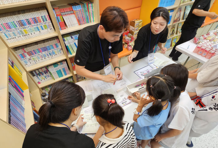 [서울=뉴시스] 토스팀이 아동복지시설 헤명메이빌에서 경제놀이터 프로그램을 진행하고 있다. (사진=토스 제공) 2025.10.27. photo@newsis.com *재판매 및 DB 금지