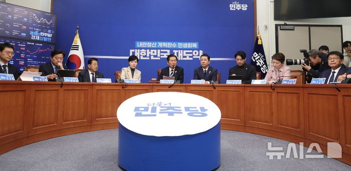 [서울=뉴시스] 조성봉 기자 = 정청래 더불어민주당 대표가 27일 오전 서울 여의도 국회에서 열린 최고위원회의에서 발언을 하고 있다.2025.10.27.suncho21@newsis.com