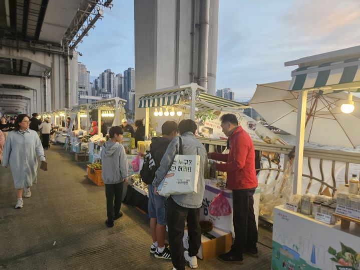 [산청=뉴시스]서울 잠수교 뚜벅뚜벅 축제 장터 참가 모습.(사진=산청군 제공).2025.10.27.photo@newsis.com *재판매 및 DB 금지