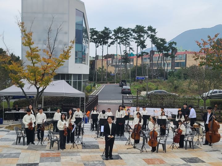 [보령=뉴시스] 보령시시설관리공단 청소년수련관 오케스트라 동아리 'Dear.' 정기연주회 모습. (사진=보령시시설관리공단 제공) 2025.10.27. photo@newsis.com *재판매 및 DB 금지