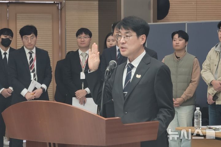 [대구=뉴시스] 이상제 기자 = 김정기 대구시장 권한대행이 27일 대구시청 산격청사에서 열린 국회 행정안전위원회의 대구시에 대한 국정감사에서 선서를 하고 있다. 2025.10.27. king@newsis.com