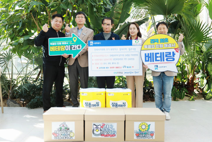 [수원=뉴시스] 생필품 전달. (사진=수원시 제공) 2025.10.27. photo@newsis.com *재판매 및 DB 금지