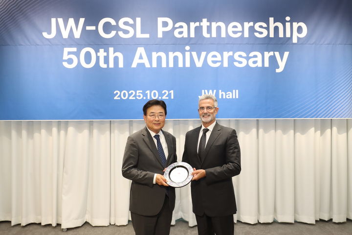 [서울=뉴시스] JW중외제약은 글로벌 제약사 CSL 비포(CSL Vifor)와의 파트너십 50주년을 맞아 지난 21일 경기도 과천시 소재 JW사옥에서 기념식을 개최했다. 신영섭 JW중외제약 대표(왼쪽)이 안토니우 주르당(Antonio Jordao) CSL 비포 글로벌 파트너 비즈니스 총괄에게 감사패를 전달하고 있다. (사진=JW중외제약 제공) 2025.10.27. photo@newsis.com *재판매 및 DB 금지
