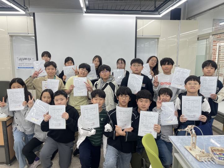 [진주=뉴시스]경남과학교육원, 중급 정규과정 수료식.(사진=경남과학교육원 제공).2025.10.27.photo@newsis.com *재판매 및 DB 금지