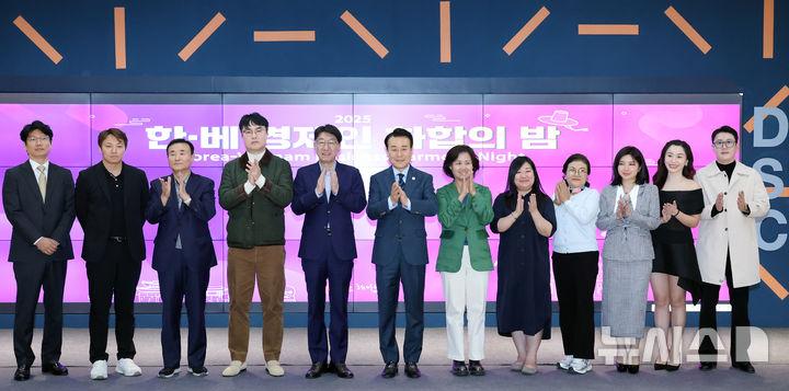 [전주=뉴시스]윤난슬 기자 = 전북 전주시는 해외 판로 개척과 투자 유치 확대를 위해 운영한 '2025 전주시 수출상담 주간'을 통해 총 500만 달러 규모의 수출 및 투자 성과를 창출했다고 27일 밝혔다. (사진=전주시 제공) photo@newsis.com 