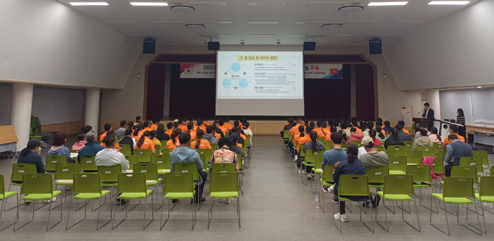 [통영=뉴시스] 신정철 기자= 경남 통영시에 베트남 계절근로자 90명이 입국, 본격적인 굴 수확기를 맞이한 통영시내 굴 박신장 및 수산물 가공업체 등 68개소에 배치돼 굴 까기, 세척, 포장, 선별 작업에 투입될 예정이다. 사진은 지난 24일 통영시청 강당에서 가진 외국인 계절근로자와 고용주를 대상으로 한 방역 수칙, 근로기준법, 외국인 등록 안내, 무단이탈 예방, 안전 및 인권침해 예방 교육 모습.(사진=통영시 제공).2025.10.27. photo@newsis.com *재판매 및 DB 금지