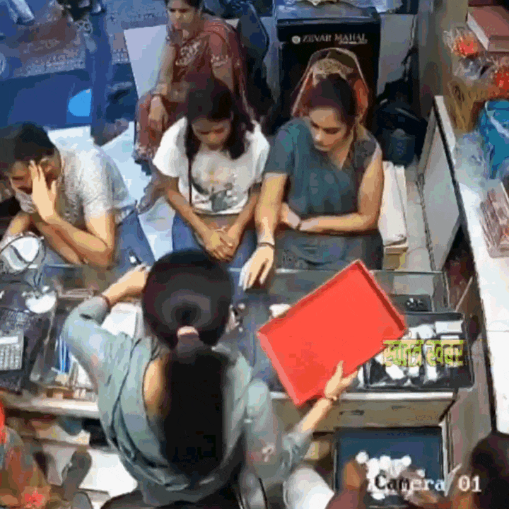 [뉴시스] 보석상에서 금반지를 가짜반지와 ‘바꿔치기’하는 두 절도범의 모습이 CCTV에 고스란히 담겼다. (사진=엑스캡처) 2025.10.26 *재판매 및 DB 금지