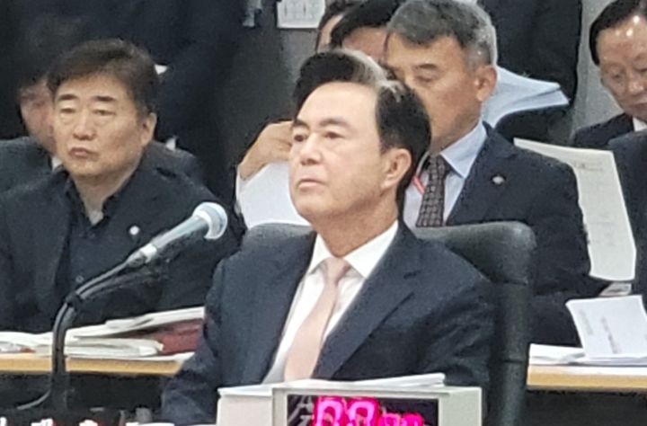 [홍성=뉴시스] 최영민 기자=27일 충남도청에서 진행된 국정감사장에서 출석한 김태흠 충남도지사. 2025.10.27 ymchoi@newsis.com *재판매 및 DB 금지