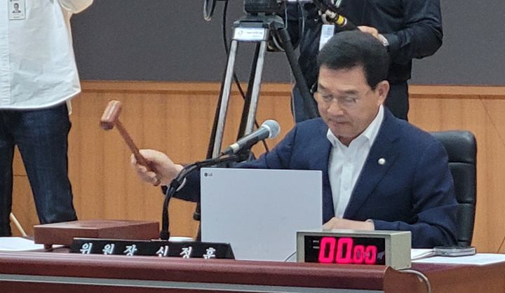 [홍성=뉴시스] 최영민 기자=신정훈 국회 행정안전위원장이 27일 열린 충청남도 소관 국정감사의 시작을 선언하고 있다. 2025.10.27 ymchoi@newsis.com *재판매 및 DB 금지