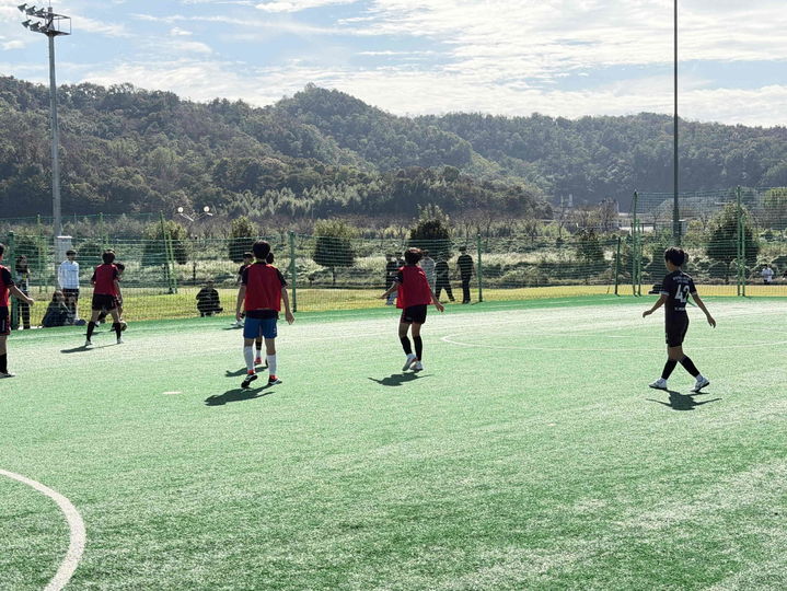 [밀양=뉴시스] 어린이체능교실 및 제31회 클럽대항 청소년 풋살대회를 하고 있다. (사진= 밀양시 제공) 2025.10.27. photo@newsis.com *재판매 및 DB 금지