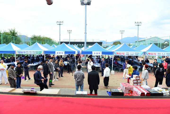 [밀양=뉴시스] 밀양시 소상공인의 날 기념식 및 가족 한마음 단합대회를 하고 있다. (사진= 밀양시 제공) 2025.10.27. photo@newsis.com *재판매 및 DB 금지