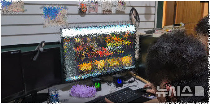 [제주=뉴시스] 제주경찰청이 올해 1월부터 특별 단속을 통해 제주도 일대 성인PC방과 빌라 등에서 불법 도박 사이트 운영자와 행위자 60명을 검거했다. 사진은 경찰이 27일 공개한 도박장 적발 당시 도박 행위가 이뤄지고 있는 모습. (사진=제주경찰청 제공) 2025.10.27. photo@newsis.com 