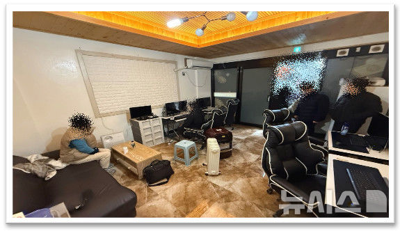 [제주=뉴시스] 제주경찰청이 올해 1월부터 특별 단속을 통해 제주도 일대 성인PC방과 빌라 등에서 불법 도박 사이트 운영자와 행위자 60명을 검거했다. 사진은 경찰이 27일 공개한 도박장 적발 당시 도박 행위가 이뤄지고 있는 모습. (사진=제주경찰청 제공) 2025.10.27. photo@newsis.com 