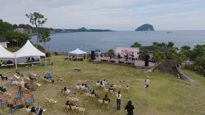 [제주=뉴시스] 지난 25일 서귀포시 자구리공원 일대에서 열린 '청년과 로컬을 잇다 with 서귀포시 청년이음캠프'에서 다양한 공연이 펼쳐지고 있다. (사진=제주도 제공) 2025.10.27. photo@newsis.com *재판매 및 DB 금지