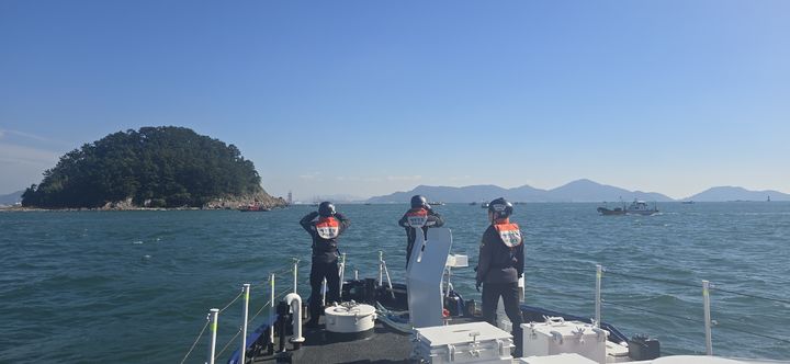 [창원=뉴시스] 27일 오전 9시37분께 경남 거제시 망와도 인근 해상에서 50대 잠수부 A씨가 실종돼 해경이 수색을 하고 있다. (사진=창원해경 제공) 2025.10.27. photo@newsis.com *재판매 및 DB 금지