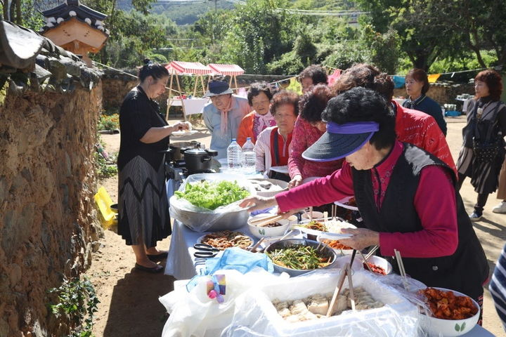 [밀양=뉴시스] 지혜로운 맛.손.쉼 고택장날에서 주민과 관광객들이 함께 음식을 나누며 행사를 즐기고 있다. (사진= 밀양시 제공) 2025.10.27. photo@newsis.com *재판매 및 DB 금지