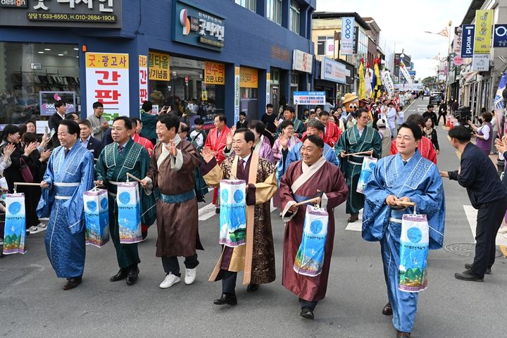 [창녕=뉴시스] 성낙인 군수와 비사벌문화제 참여자들이 문화축전 행렬을 하고 있다. (사진= 창녕군 제공) 2025.10.27. photo@newsis.com *재판매 및 DB 금지