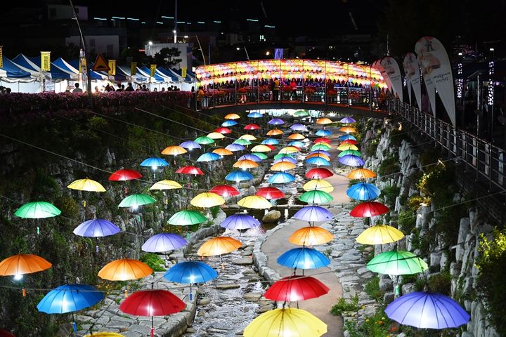 [창녕=뉴시스] 비사벌문화제 우산등 전경. (사진= 창녕군 제공) 2025.10.27. photo@newsis.com *재판매 및 DB 금지
