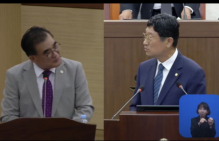 [서천=뉴시스] 조명휘 기자 = 김기웅(왼쪽) 서천군수와 이강선(더불어민주당·나선거구) 서천군의원이 24일 제335회 임시회 제3차 본회의에서 설전을 벌이고 있다. photo@newsis.com *재판매 및 DB 금지