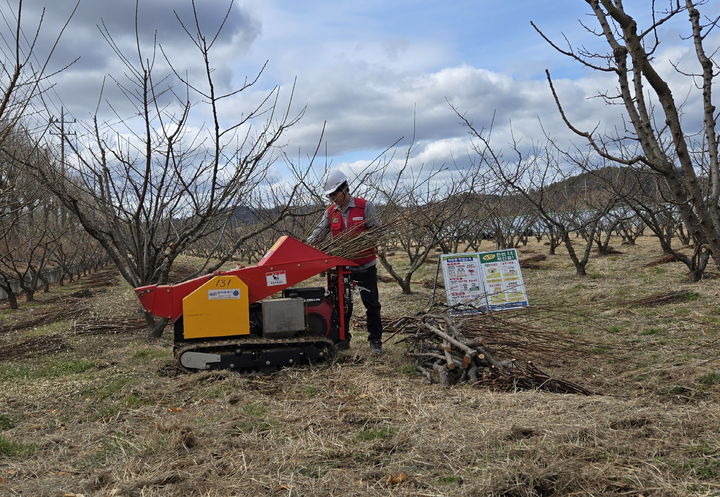 [진주=뉴시스]진주시, ‘동력파쇄기’ 무상 임대.(사진=진주시 제공).2025.10.27.photo@newsis.com *재판매 및 DB 금지