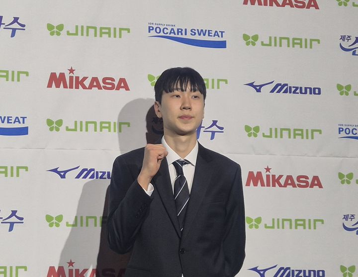 [서울=뉴시스] 문채현 기자 = 27일 서울 강서구 메이필드호텔에서 열린 2025~2026 한국배구연맹(KOVO) 남자 신인선수 드래프트 1라운드 전체 1순위로 한국전력의 지명을 받은 방강호가 취재진의 인터뷰에 응하고 있다. 2025.10.27. dal@newsis.com *재판매 및 DB 금지